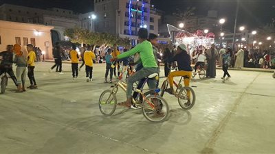 صور.. إقبالا كبير علي شراء البلالين وأشجار الكريسماس بأسوان