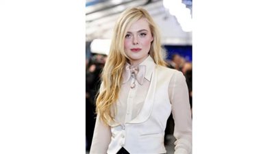 شاهد.. إيل فانينغ تهوس المشاهدين بفستان كب في اليوم الثاني من مهرجان كان