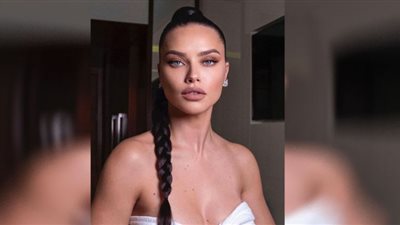 تبرز حملها.. أدريانا ليما تصدم الجميع بفستان مكشوف البطن في مهرجان كان 2022