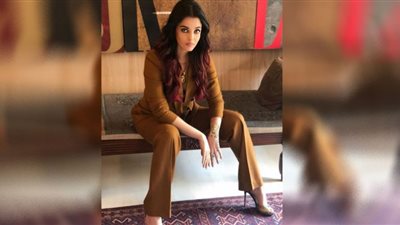 بتوقيع دولتشي اند جابانا.. آيشواريا راي تسرق الأضواء بفستان مصنوع من الورود الملونة في مهرجان كان 2022