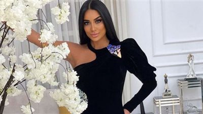 بأرجل شفافة.. جوري بكر تفاجئ جمهورها (صور)