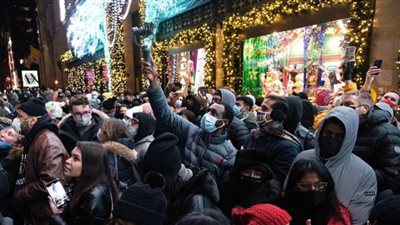 الآلاف يحتفلون بالعام الجديد في تايمز سكوير بنيويورك