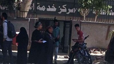 توافد كبار السن على مكتب التموين بالدقي لتسجيل أرقام تليفوناتهم على بطاقات التموين ( صور)