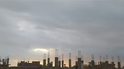 (صور) سحب كثيفة تغطي سماء الأقصر ورياح متوسطة على أنحاء المحافظة
