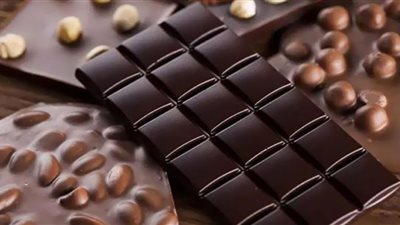 دراسة: الشوكولاتة الداكنة تخفض ضغط الدم وتبطئ الشيخوخة