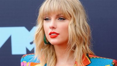 تايلور سويفت تحصل على الدكتوراه الفخرية من جامعة نيويورك (صور)