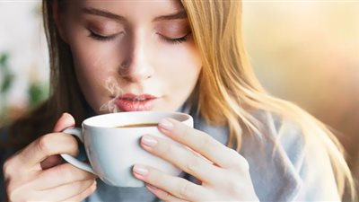 عادة خطيرة في شرب القهوة تهدد صحتك.. خبيرة تغذية تحذر