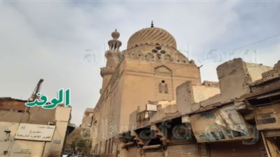 يشفي الأمراض.. حكاية عمود جامع السايس في سوق السلاح (شاهد)