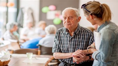 دراسة: تناول التوت البري يوميًا يقي من الخرف