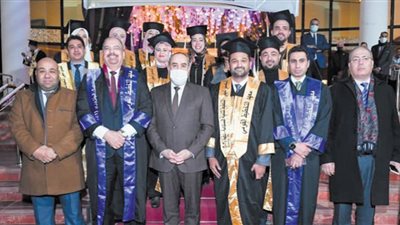 وزير الطيران يشارك احتفالية تخريج دفعة من برنامجى الماجستير 