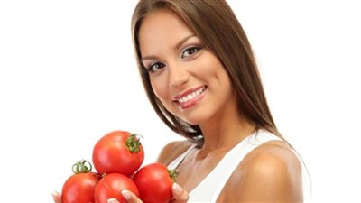 قد تسبب الوفاة.. طبيبة تغذية تحذر: ممنوع أكل الطماطم في هذه الحالة