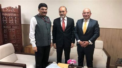 سفير مصر في نيودلهي يبحث مع وكيل وزارة التجارة الهندية تعزيز العلاقات بين البلدين