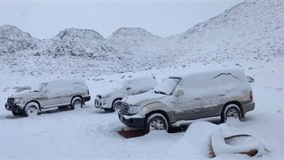 الثلج يغطي جبل اللوز في تبوك بالسعودية