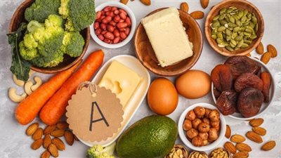 طبيب: فيتامين A مسئول عن صحة سطح العين ونقصه لا يؤدي إلى 