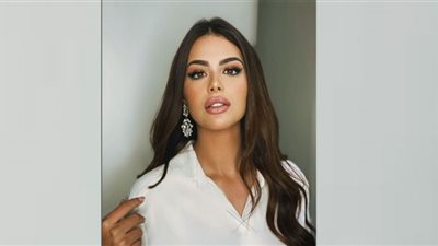 هنادي مهنا تستمتع في جرز المالديف بفستان ربيعي مبهج