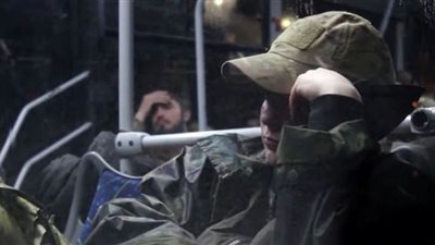 (فيديو) جنود أوكرانيون يغادرون مصنع آزوفستال المحاصر على متن حافلات