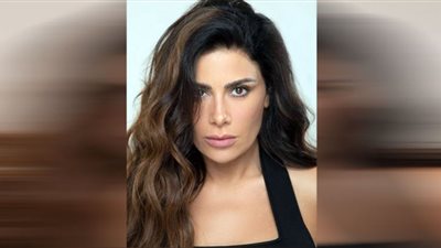 صبا مبارك تتألق ببدلة كلاسيكية جذابة