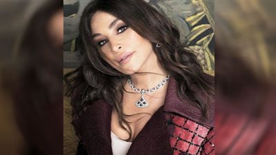 إليسا تستقبل العام الجديد بفستان مكشوف في حفلتها بإمارة أبوظبي (صور)