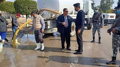 استمرار سقوط الأمطار بالقنطرة شرق بالإسماعيلية وسيارات التدخل تقوم بسحب المياه