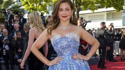 ريا أبي راشد تشعل مهرجان كان 2022 بأناقتها وسحر ملامحها