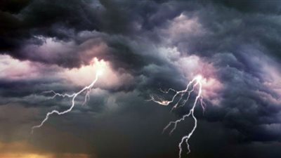 إنفواجراف..7 نصائح للمواطنين أثناء العواصف الرعدية