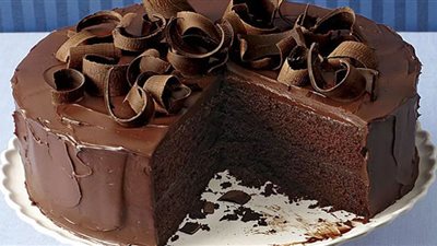 بخطوات بسيطة.. إعداد كيكة الشوكولاتة على طريقة الحلوانية