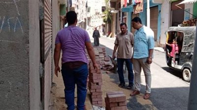 رئيس مركز الشهداء يتابع أعمال تركيب بلاط الإنترلوك