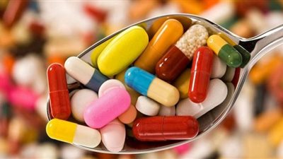 طبيبة تكشف هل يسبب تناول الفيتامينات زيادة في الوزن