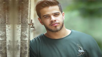 (فيديو) أدهم نابلسي يؤم المصلين بعد اعتزاله| والجمهور يثير فتنة: اسمعوا أغانيه مع القرآن