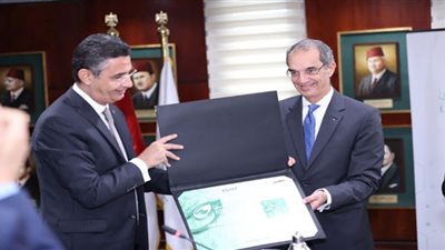 (شاهد) وزير الاتصالات يدشن طابع تذكارى بمناسبة ذكرى عيد البريد الـ 157