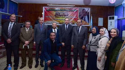 لبلوغه السن القانونية .. جامعة سوهاج تكرم مدير عام شئون التعليم والطلاب