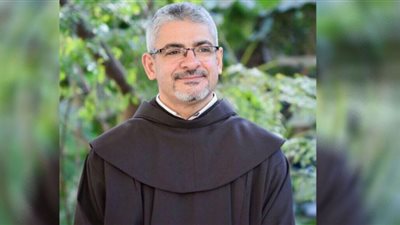 الأب بطرس دانيال والإعلامي محمود سعد يشاركان في جنازة الفنان الراحل سمير صبري