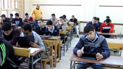 طلاب الصف الأول الثانوي الأزهري ينتهون من أداء اللغة الإنجليزية