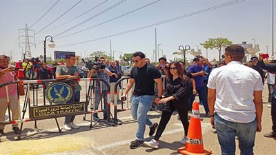 دنيا سمير غانم ورامي رضوان وخالد جلال يشاركون في جنازة سمير صبري