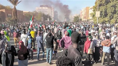 السلطات السودانية تطلق قنابل الغاز على المتظاهرين وتغلق الجسور وتقطع الإنترنت