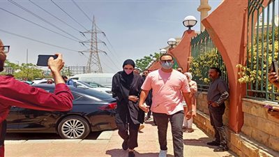 أحمد خالد صالح وهنادي مهنا ووفاء عامر يشاركون في جنازة سمير صبري