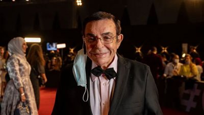 صورة.. انهيار فيفي عبده في جنازة سمير صبري