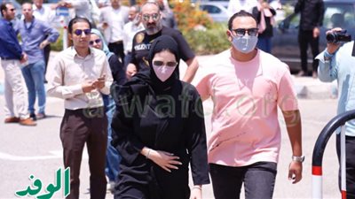 صور.. وصول أحمد خالد صالح وهنادي مهنا لجنازة سمير صبري