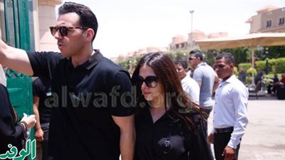 صورة.. دنيا سمير غانم ورامي رضوان يحضران جنازة سمير صبري