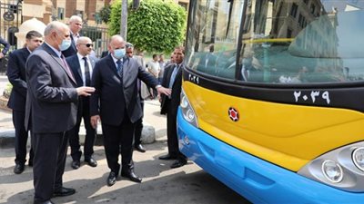 محافظ القاهرة يتفقد أول أتوبيس يتم تحويله من السولار للعمل بالغاز الطبيعي