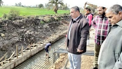 رئيس مدينة اطسا بالفيوم يتفقد إنشاء حوائط ساندة على الطرق