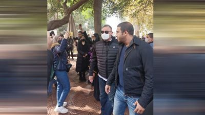 محمود الخطيب يصل جنازة الناقد الرياضي إبراهيم حجازي بالمعادي