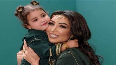 على خطى والدتها.. ابنة دنيا بطمة تصدم جمهورها بمكياج صارخ وملابس جريئة (صور)