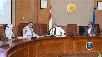 رئيس جامعة قناة السويس يتابع إستعدادات كلية التجارة لبدء إمتحانات الفصل الدراسى الثانى