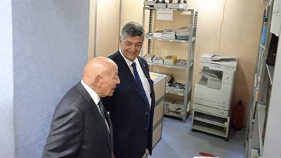 بالصور..  محمد فايق وزير الإعلام الأسبق يهدي عددًا من كتبه لمكتبة مصر الجديدة