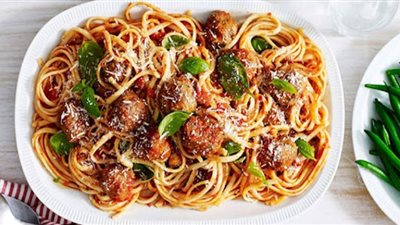 لعشاق المكرونة.. طريقة تحضير إسباجيتي بكرات السمك