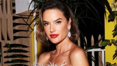 أليساندرا أمبروسيو تسئ اختيار إطلالتها في مهرجان كان 2022