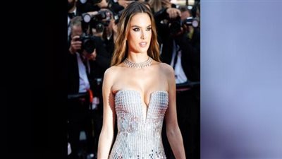 شرطة الموضة تفتح النار على ذوق أليساندرا أمبروسيو في فعاليات مهرجان كان 2022