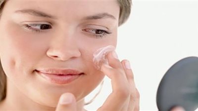 دراسة: مرطب الجلد يساعد في الحفاظ على صحة دماغك