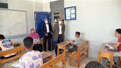 محافظ الإسماعيلية يتفقد لجان امتحانات الشهادة الإعدادية